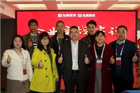 黃總和參加學(xué)習(xí)的伙伴合影留念