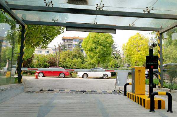 慶賀鄭州卷煙廠采用華捷盛智能車牌識別系統(tǒng)1