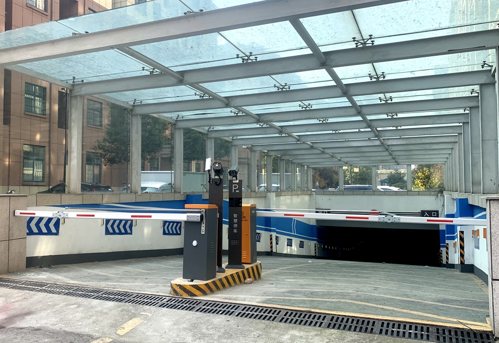 車牌識(shí)別—信陽(yáng)市萬(wàn)象城九龍?jiān)? title=